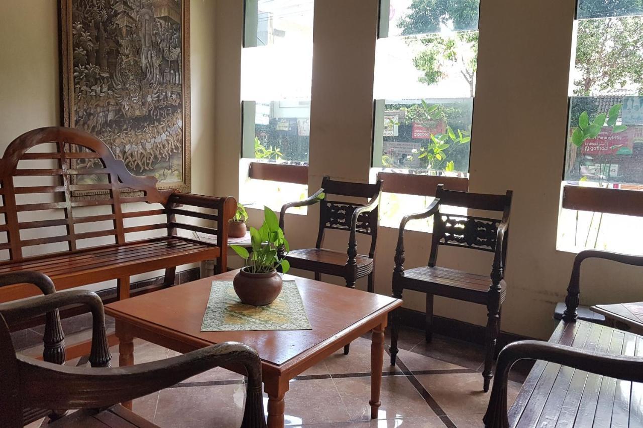 Oyo 3819 Hotel Winotosastro Yogyakarta Exterior photo
